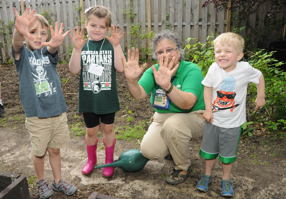 Kids Dig Dirt at Brookfield Zoo
